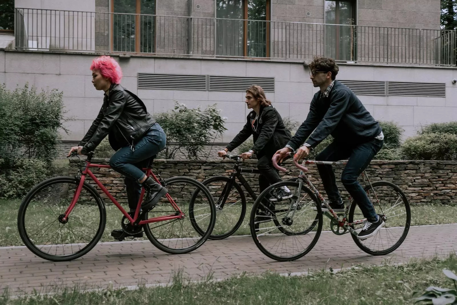 Edessä -Sähköpyörät myymälä 84