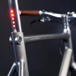 Schindelhauer Arthur Yksivaihteinen Sähköpyörä – Garnet Red -Sähköpyörät myymälä lightskin satulatolppa valo 1