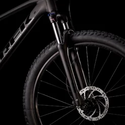 Trek Marlin 6 Maastopyörä- Matte Dnister Black 9 Trek Marlin 6 Maastopyörä- Matte Dnister Black -Sähköpyörät myymälä sr suntour xct 30 haarukka