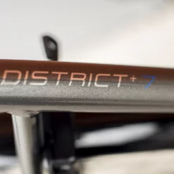 Trek District+ 7 Lowstep 500Wh Grey -Sähköpyörät myymälä trek district plus 7 hihnavetoinen sahkopyora 3