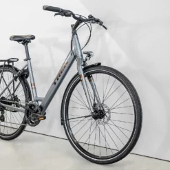 Trek Verve 1 EQ Lowstep Galactic Grey -Sähköpyörät myymälä trek verve 1 eq lowstep matalarunkoinen hybridipyora 12